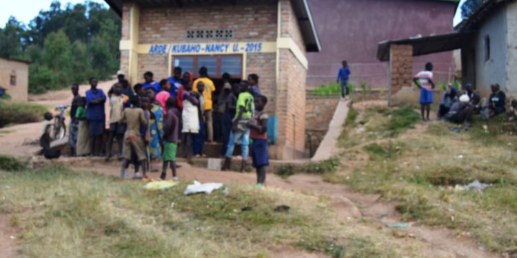 Muhanga: Imyumvire irihasi mu bituma abasigajwe inyuma n’amateka batirinda COVID-19