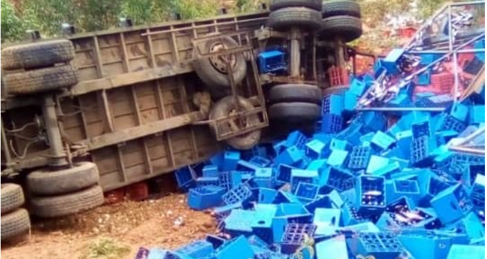 Rwamagana:imodoka ya Blarirwa yakoze impanuka babiri barakomereka,hangirika ibinyobwa byinshi