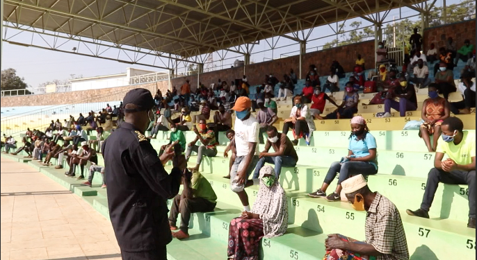 Kigali: Abantu 925 baraye batawe muri yombi mu ijoro rimwe barenze ku mabwiriza yo kwirinda COVID 19