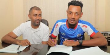 Ally Niyonzima wakiniraga Rayon Sports yasinyiye  AZAM FC yo muri Tanzania
