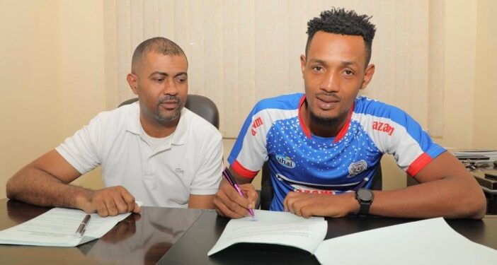 Ally Niyonzima wakiniraga Rayon Sports yasinyiye AZAM FC yo muri Tanzania