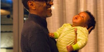 Perezida wa Repubulika y’u Rwanda Paul  Kagame yagaragaje akanyamuneza ateruye umwuzukuru we.