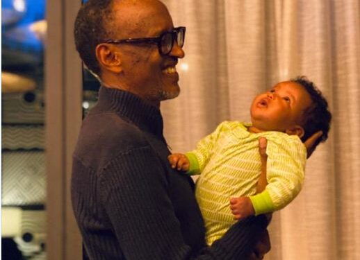Perezida wa Repubulika y’u Rwanda Paul  Kagame yagaragaje akanyamuneza ateruye umwuzukuru we.