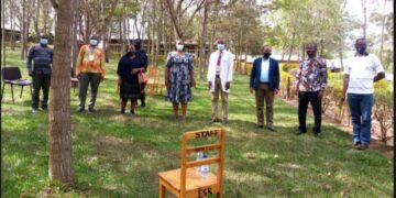 Nyagatare: Sinamenye Albert yahembwe na SNER(syndicat national des enseingant au Rwanda nk’umwarimu wahize abandi mu mwaka wa 2020