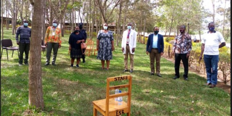 Nyagatare: Sinamenye Albert yahembwe na SNER(syndicat national des enseingant au Rwanda nk’umwarimu wahize abandi mu mwaka wa 2020