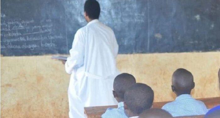 Abarimu bagera 1566 bamaze igihe mu kazi nta byangombwa bagira