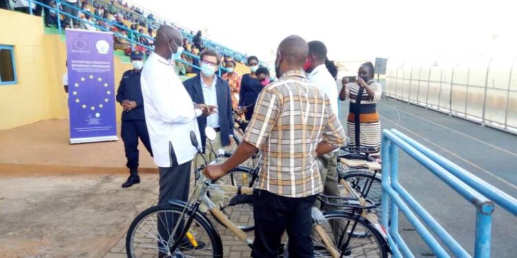 Minisitiri Busingye yahaye Abunzi amagare