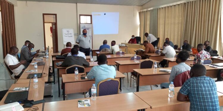 Abanyamakuru bakomeje kongererwa ubumenyi Ku mikoreshereze ya Telefoni mu itangazamakuru