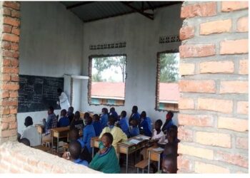 Karongi : Abana babangamiwe no kwiga mu mashuri adakinze