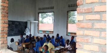 Karongi : Abana babangamiwe no kwiga mu mashuri adakinze