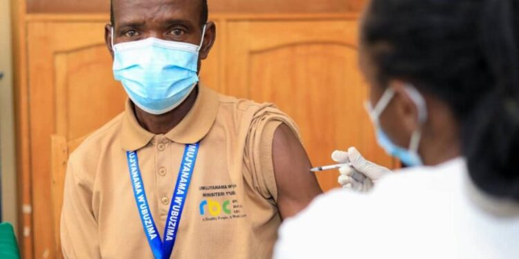 URwanda rwacingiye 75000 COVID-19 muri miliyoni 7.4 bateganyijwe