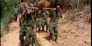 Gisagara: Ingabo z’Igihugu zafatanyije n’abaturage gusana ikiraro cyambukwaga bigoranye