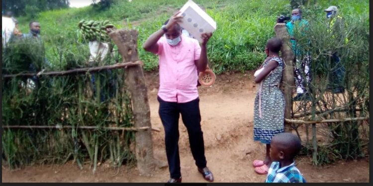 Nyarugenge : Umuturage Karangwa Thomas yubakiye umuturage mugenzi we utaragiraga aho akinga umusaya