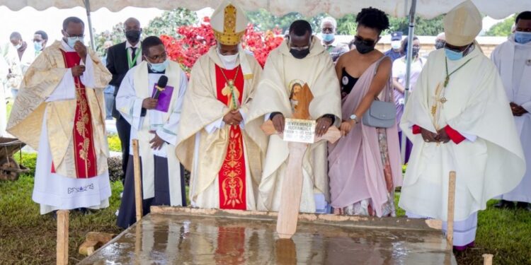 Uko umuhango wo gushyingura mu cyubahiro Padiri Rugirangoga Ubald wagenze