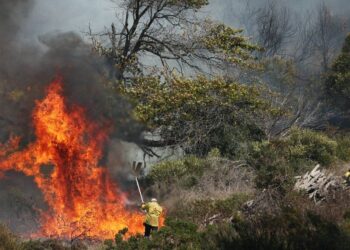 S.A Table Mountain  burns out of control