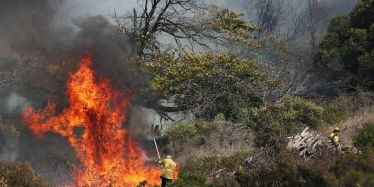 S.A Table Mountain  burns out of control