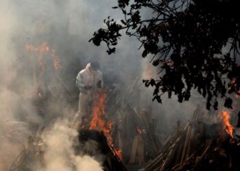 India Covid: Delhi builds makeshift funeral pyres