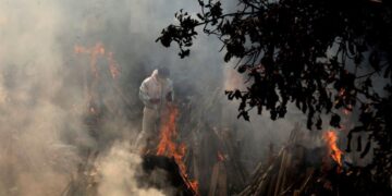 India Covid: Delhi builds makeshift funeral pyres