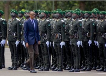 Perezida Kagame yazamuye mu ntera abasirikare 986 abandi bahabwa inshingano nshya