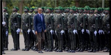 Perezida Kagame yazamuye mu ntera abasirikare 986 abandi bahabwa inshingano nshya