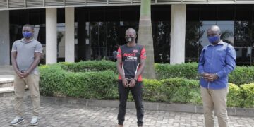 Abatatu bakaga abantu amafaranga biyita abapolisi bafashwe