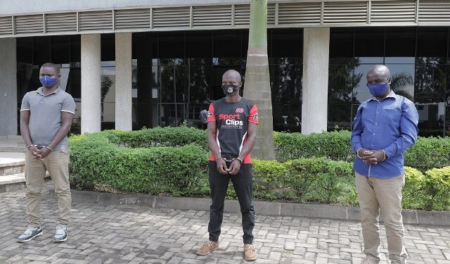 Abatatu bakaga abantu amafaranga biyita abapolisi bafashwe