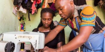 Inkomoko donates 500 smartphones to refugees