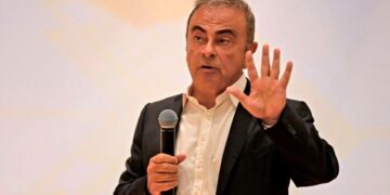 Carlos Ghosn wari ukuriye Nissan: Bwa mbere yavuze uko yacitse Ubuyapani ari mu gikarito