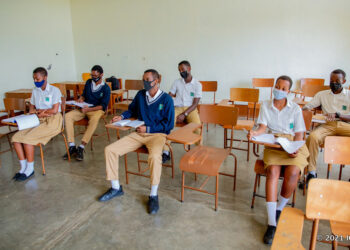 Abanyeshuri 20 mu bakora ikizamini cya Leta muri Kigali barwaye Covid-19