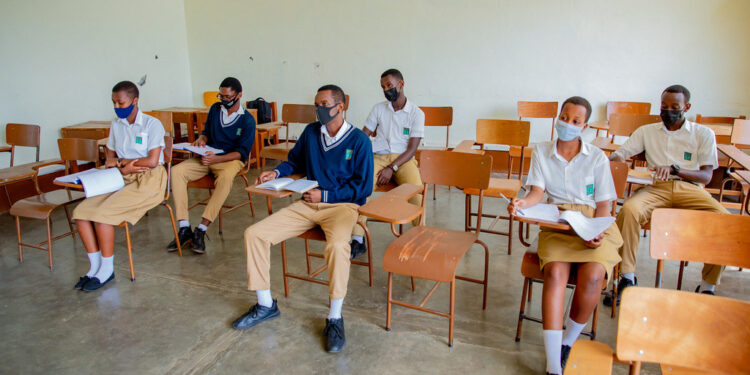 Abanyeshuri 20 mu bakora ikizamini cya Leta muri Kigali barwaye Covid-19