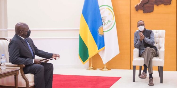 Perezida Kagame yakiriye Intumwa yihariye ya João Lourenço wa Angola
