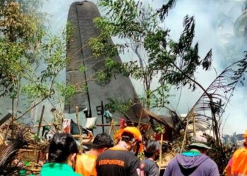 Philippines military plane crashes
