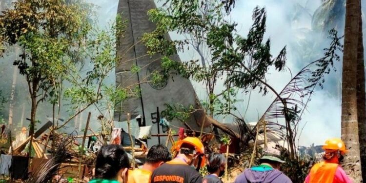 Philippines military plane crashes