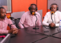 Abanyamakuru batatu b’imikino bari bakunzwe kuri Radio 10 bamaze kuyicika