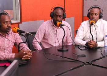 Abanyamakuru batatu b’imikino bari bakunzwe kuri Radio 10 bamaze kuyicika