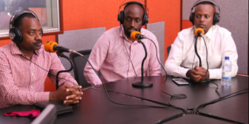 Abanyamakuru batatu b’imikino bari bakunzwe kuri Radio 10 bamaze kuyicika