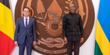 Perezida Kagame yakiriye ba ambasaderi batatu bashya mu Rwanda (Amafoto)