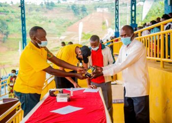 Ngororero: Bishimiye guhabwa telefoni zatanzwe na Cogebanque muri Connect Rwanda