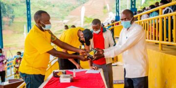 Ngororero: Bishimiye guhabwa telefoni zatanzwe na Cogebanque muri Connect Rwanda