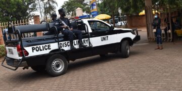 Polisi yasobanuye impamvu Abapolisi batatu bayo barekuwe n’Urukiko yo igakomeza kubafunga
