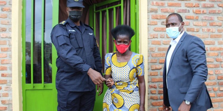 Mageragere: Ibyishimo kuri Mukandengo nyuma yo guhabwa inzu yubakiwe na Polisi
