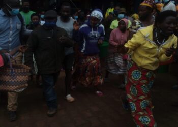 Rusizi: Umujura yahawe isomo abari bahari barumirwa, ibyo yibye yabizanye asaba imbabazi