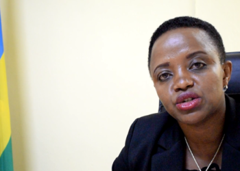 Ushinzwe imyubakire mu murenge wa Kimironko Madame Jeanne Muhorakeye mu bugambanyi bwo kubuza umuturage uburenganzira  ku kibanza cye