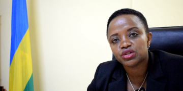 Ushinzwe imyubakire mu murenge wa Kimironko Madame Jeanne Muhorakeye mu bugambanyi bwo kubuza umuturage uburenganzira ku kibanza cye