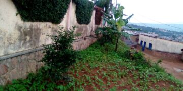 Ushinzwe imyubakire mu murenge wa Kimironko Madame Jeanne Muhorakeye mu bugambanyi bwo kubuza umuturage uburenganzira  ku kibanza cye