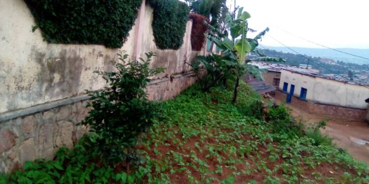 Ushinzwe imyubakire mu murenge wa Kimironko Madame Jeanne Muhorakeye mu bugambanyi bwo kubuza umuturage uburenganzira  ku kibanza cye