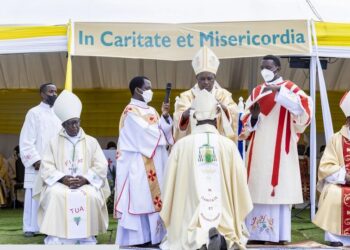 Inararibonye Rucagu na Sina Gerard Nyirangarama bakiriye Umushumba mushya wa Diyosezi ya Byumba banasezera uwo bari maranye imyaka 26