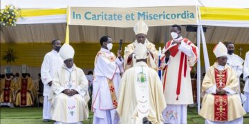 Inararibonye Rucagu na Sina Gerard Nyirangarama bakiriye Umushumba mushya wa Diyosezi ya Byumba banasezera  uwo bari maranye imyaka 26