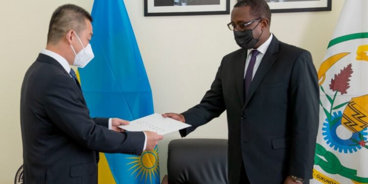 Minisitiri Biruta yakiriye Ambasaderi mushya w’u Bushinwa mu Rwanda
