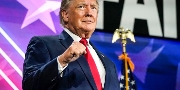 Trump yaciye amarenga yo kongera kwiyamamaza mu 2024